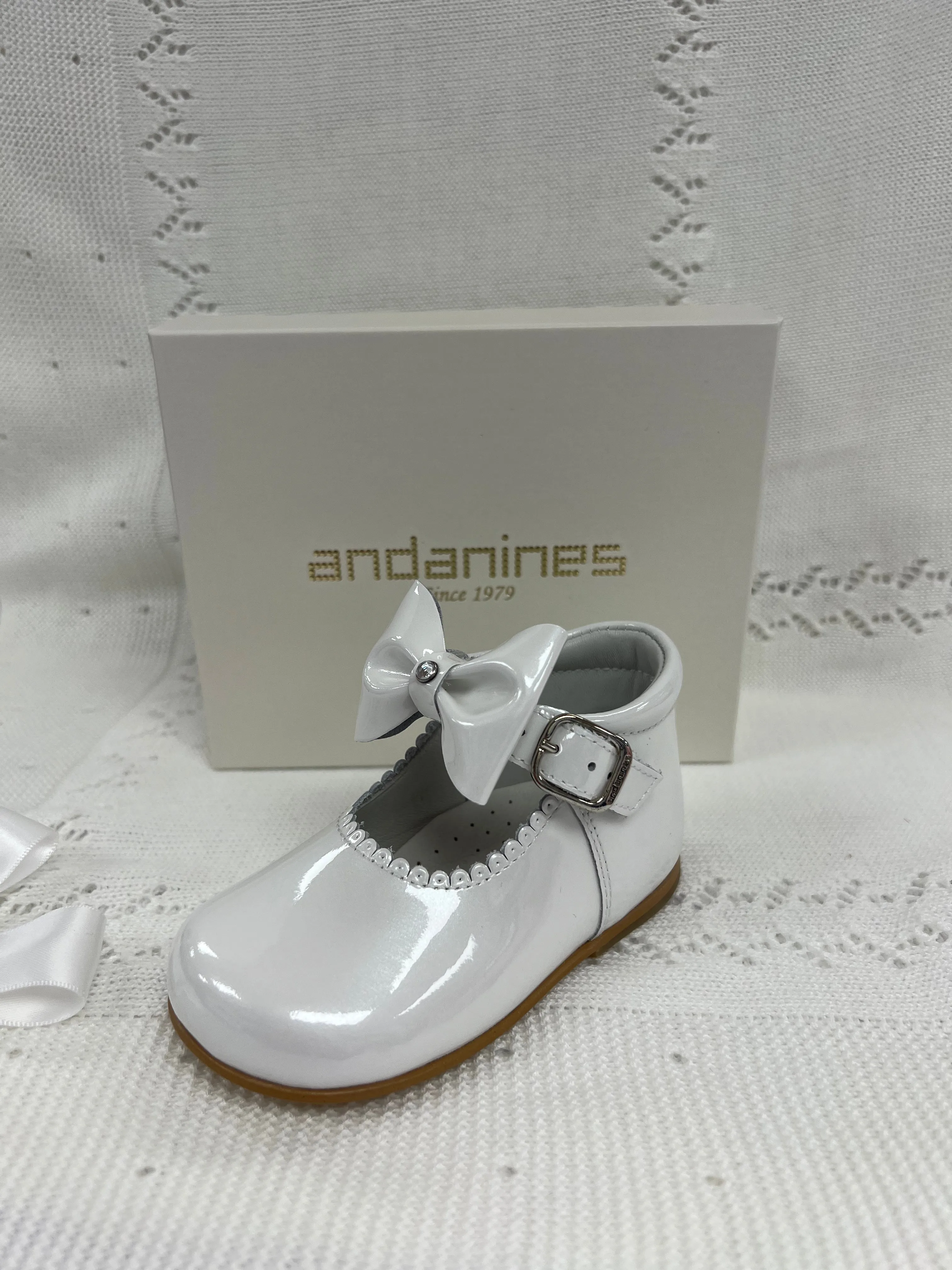 231272 Pearl Ivory Patent Bow Andanines