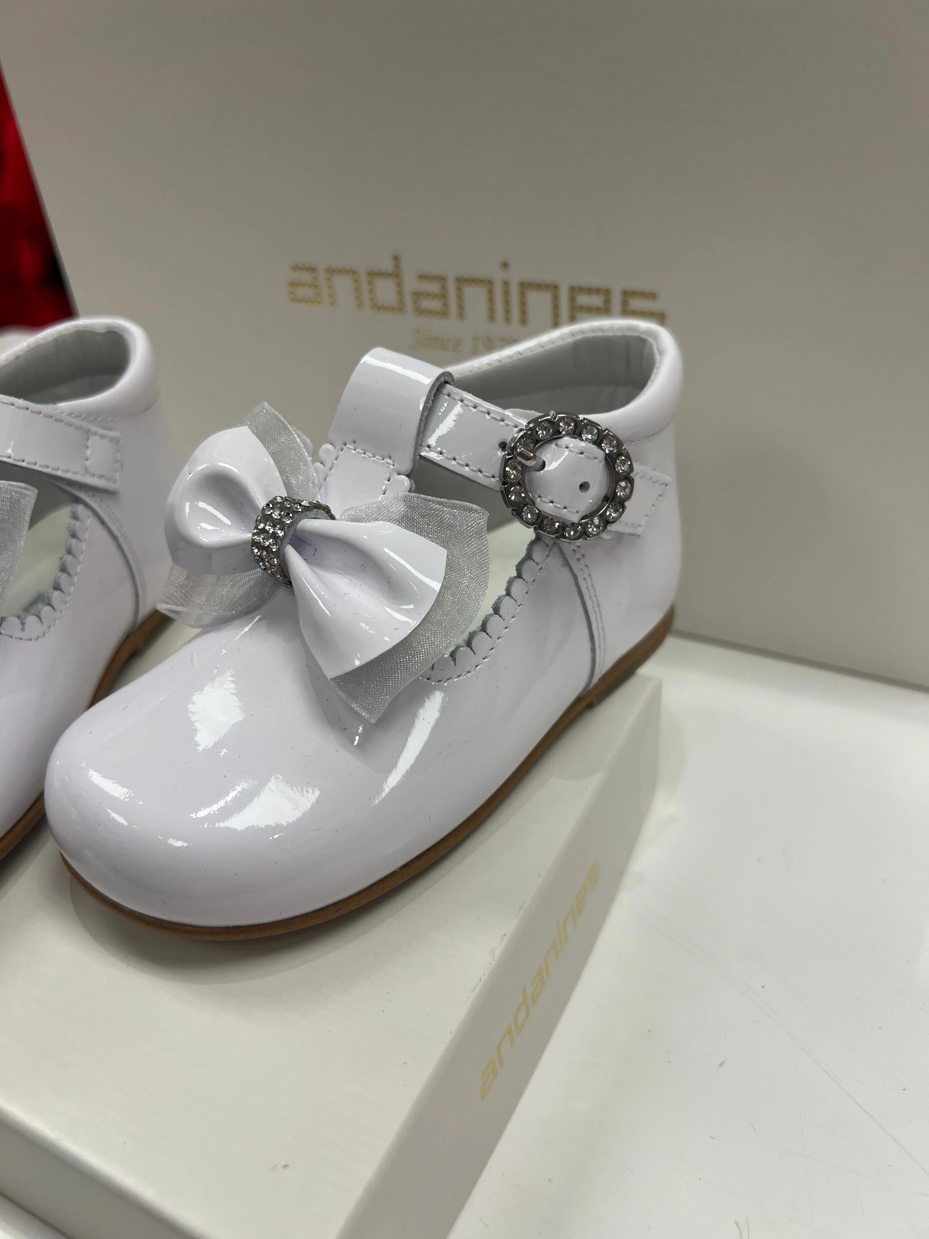 232260 Patent White Fabric/Patent Bow Andanines