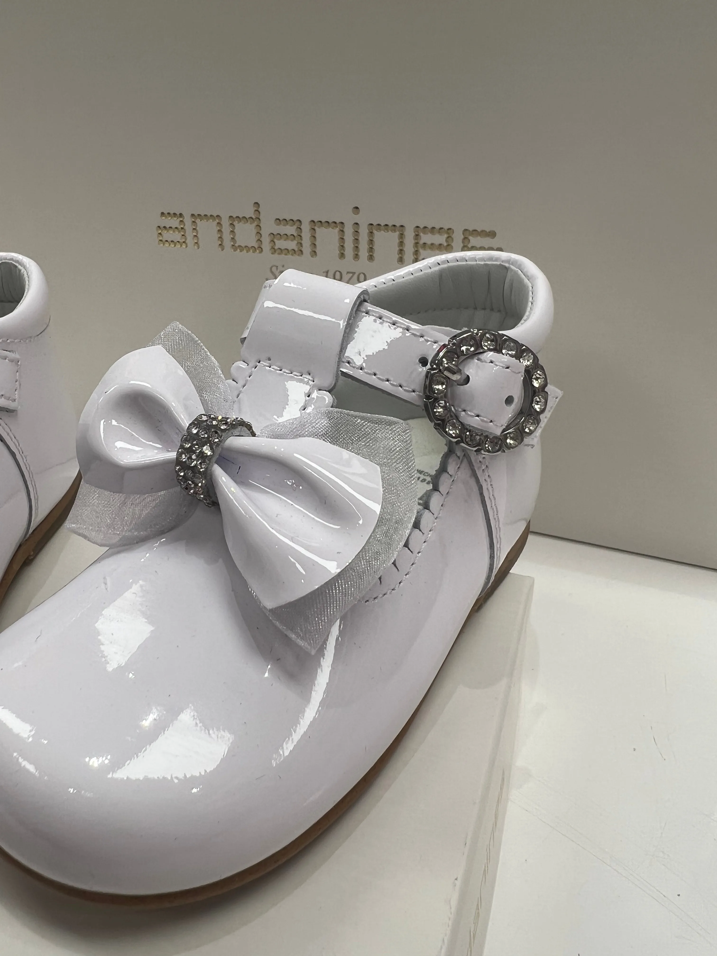 232260 Patent White Fabric/Patent Bow Andanines